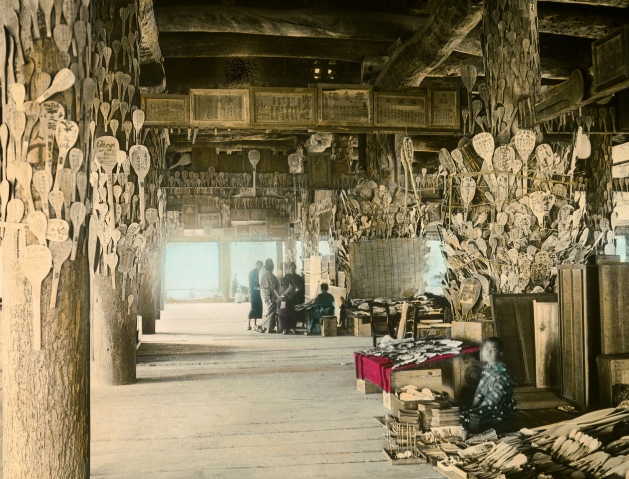 Sprzedawca łyżek ryżowych w pawilonie Thousand Tatami, Miyajima, ok. 1900-1915 r. (zdjęcie) autorstwa Teijiro Takagi
