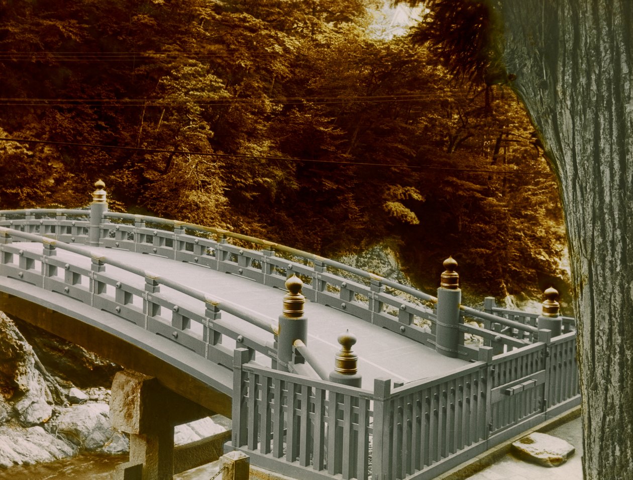 Shinkyo (święty most) w mieście Nikko, około 1900-1915 (zdjęcie) autorstwa Teijiro Takagi