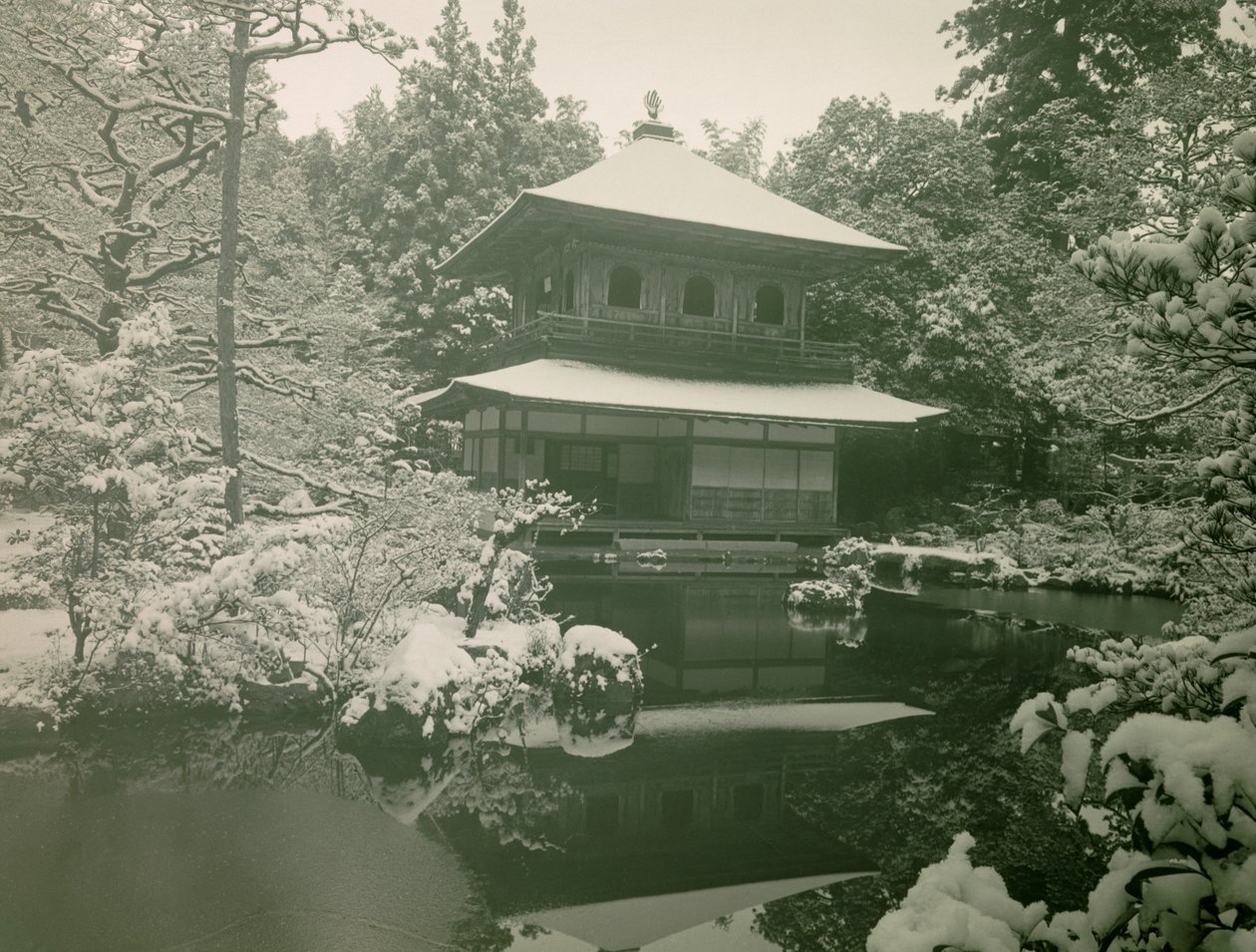 Widok na Ginkaku-ji pod śniegiem w Kioto, około 1900-1915 (zdjęcie) autorstwa Teijiro Takagi