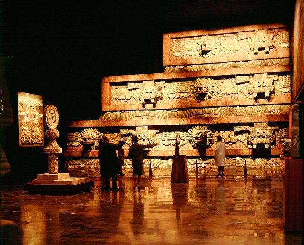 Reprodukcja Świątyni Quetzalcoatla z Teotihuacan (malowany kamień) (patrz także 207570 i 207569) autorstwa Teotihuacan