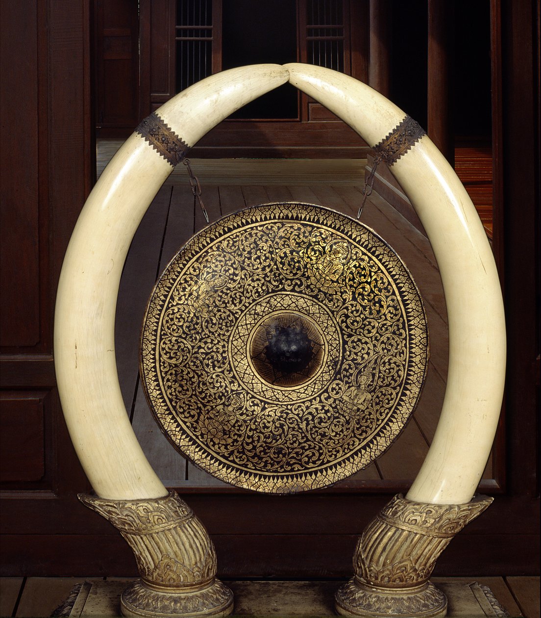Gong zwisający z kłów słonia (metal i kość słoniowa) autorstwa Thai School