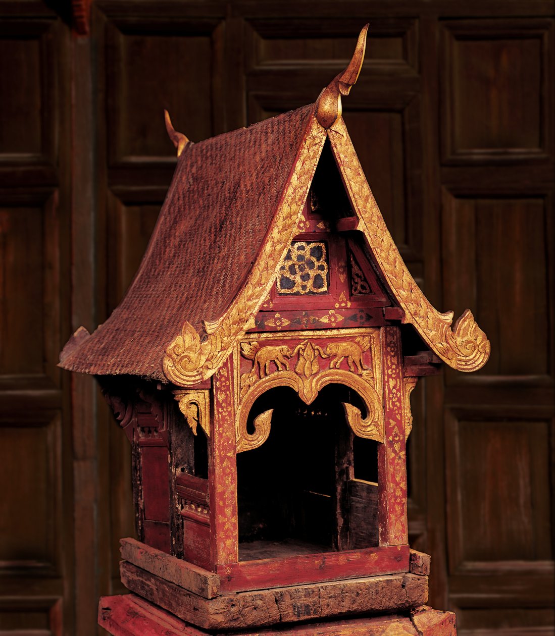 Model świątyni Lanna (drewno) autorstwa Thai School