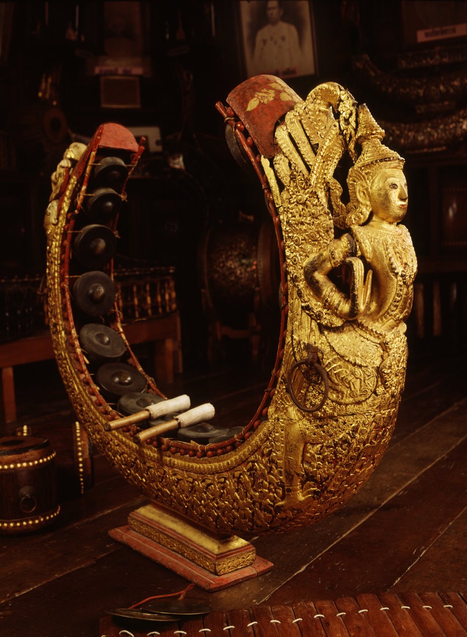 Bogato zdobiony Khong Mon (drewno i metal) autorstwa Thai School