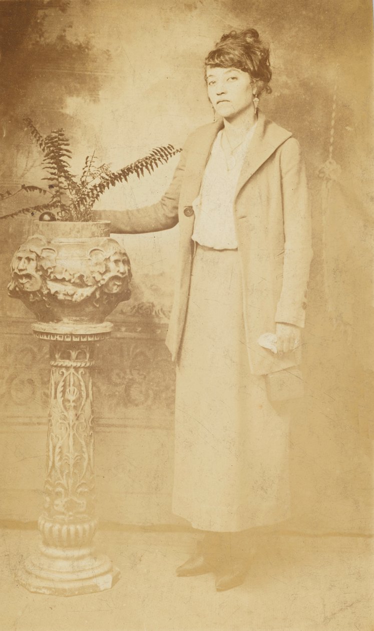 Pocztówka fotograficzna przedstawiająca kobietę, 1918-1930. autorstwa The Rex Photo Studio