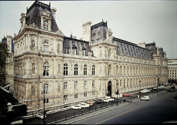 Tylna fasada Hotelu de Ville, zbudowanego w latach 1873-82 autorstwa Theodore and Deperthes Ballu