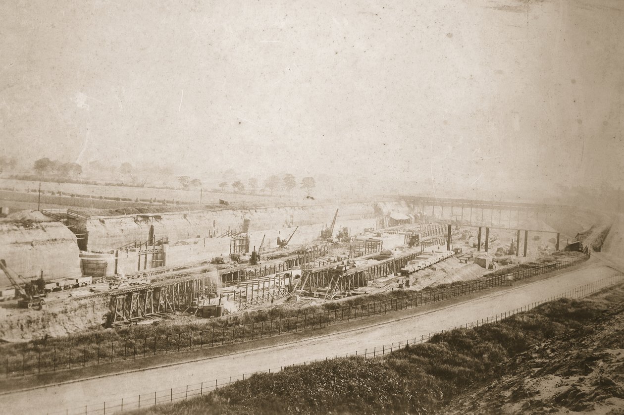 Wykonywanie zamków Latchford, widok z Embankment (zdjęcie w sepii) autorstwa Thomas Birtles