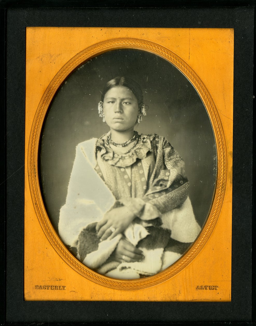Portret żony Mahee (Knife), Iowa. (Kun-zan-ya). Żona Mahee nosi gruby koc wokół siebie i biżuterię z koralików. autorstwa Thomas M. Easterly