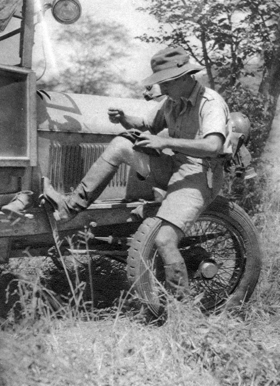Chaplin Court Treatt, brytyjski pionier motoryzacji, naprawia swoje buty veldtschoen, c1924-c1926 1927 autorstwa Thomas A. Glover