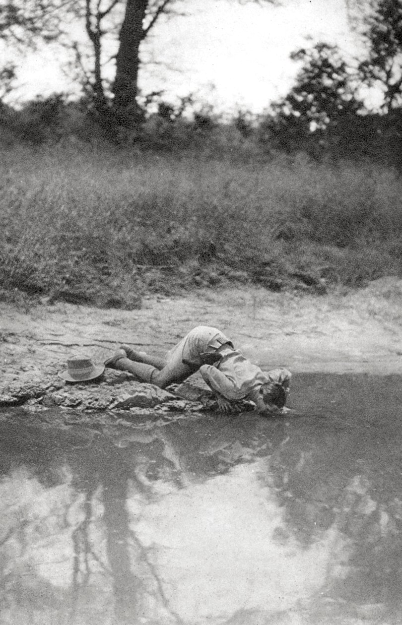 Errol Hinds pije, Mongalla do Terrakekka, Sudan, 1925 1927 autorstwa Thomas A. Glover