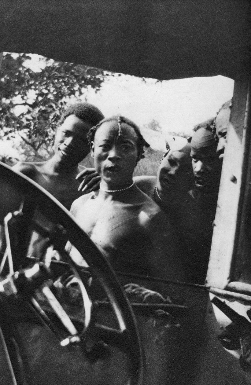 Rdzenni mężczyźni po raz pierwszy widzą białą kobietę, Mongalla do Terrakekka, Sudan, 1925 1927 autorstwa Thomas A. Glover