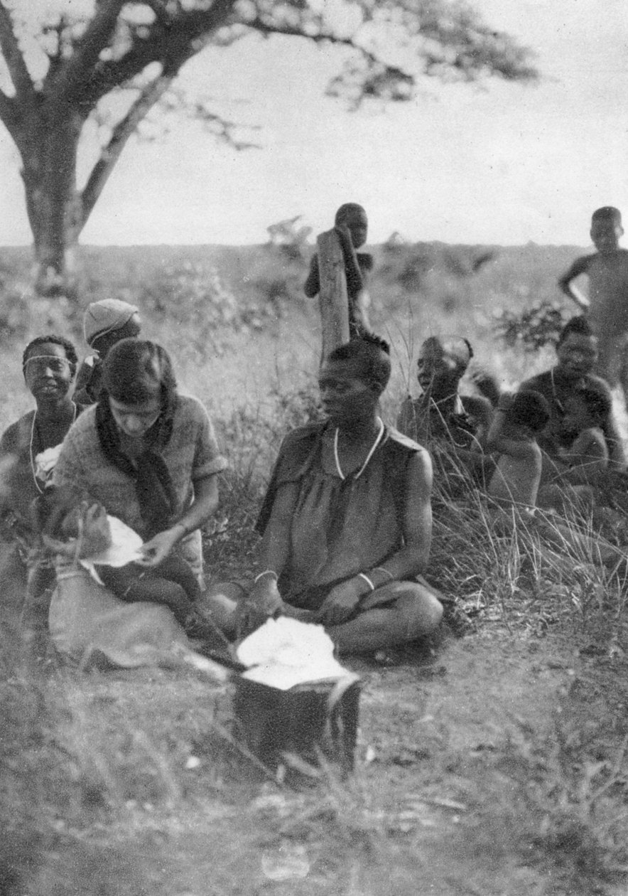 Stella Court Treatt opiekująca się chorym dzieckiem, Bulawayo do Dett, Południowa Rodezja, c1924-c1925 1927 autorstwa Thomas A. Glover