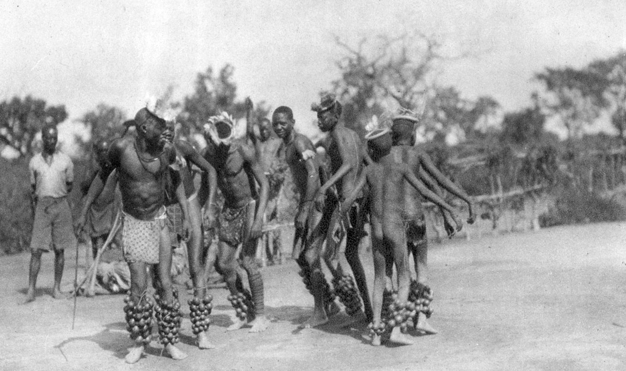 Tancerze ugandyjscy, Dodoma do Mongalli, Uganda, 1925 1927 autorstwa Thomas A. Glover
