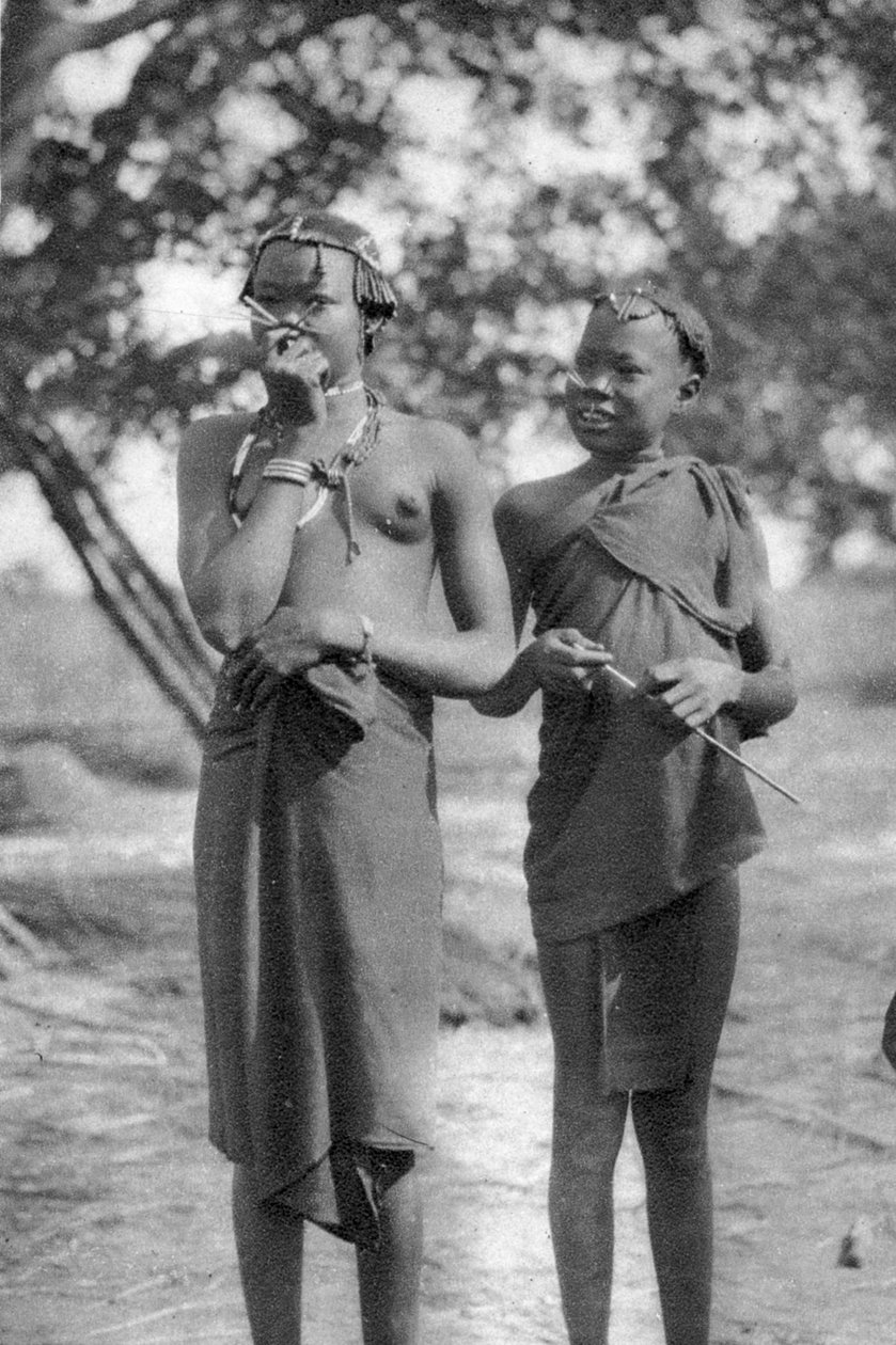Młode dziewczyny z patykami w nosach i ustach, Terrakekka do Aweil, Sudan, 1925 1927 autorstwa Thomas A. Glover