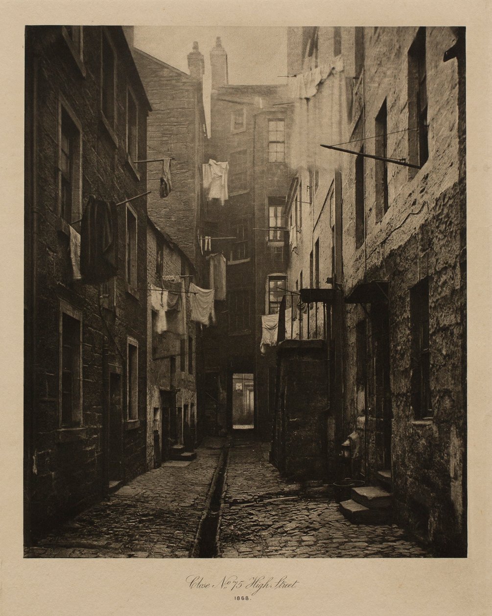 Dziedziniec, High Street nr 75 (Glasgow) autorstwa Thomas Annan
