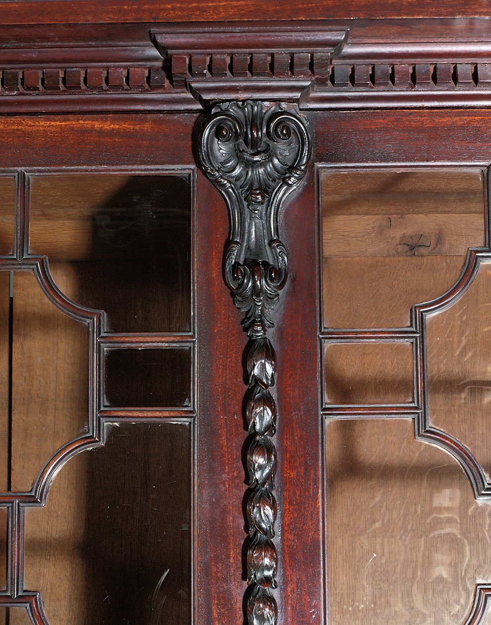 Przełamany regał George III autorstwa Thomas Chippendale