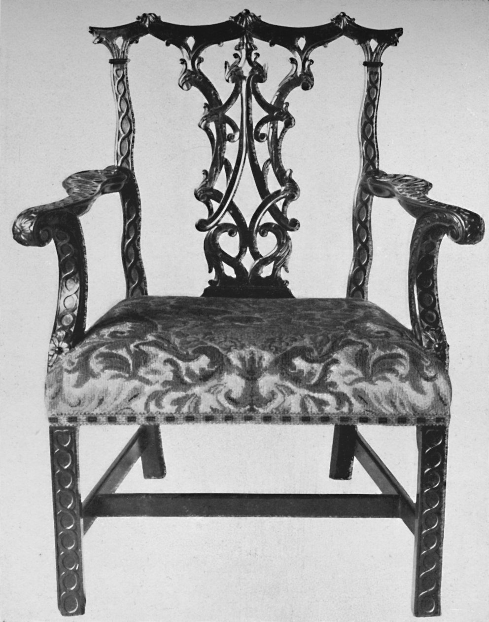 Chińskie krzesło z łokciem Chippendale z siedziskiem we współczesnym szyciu, połowa XVIII wieku, 1928 autorstwa Thomas Chippendale