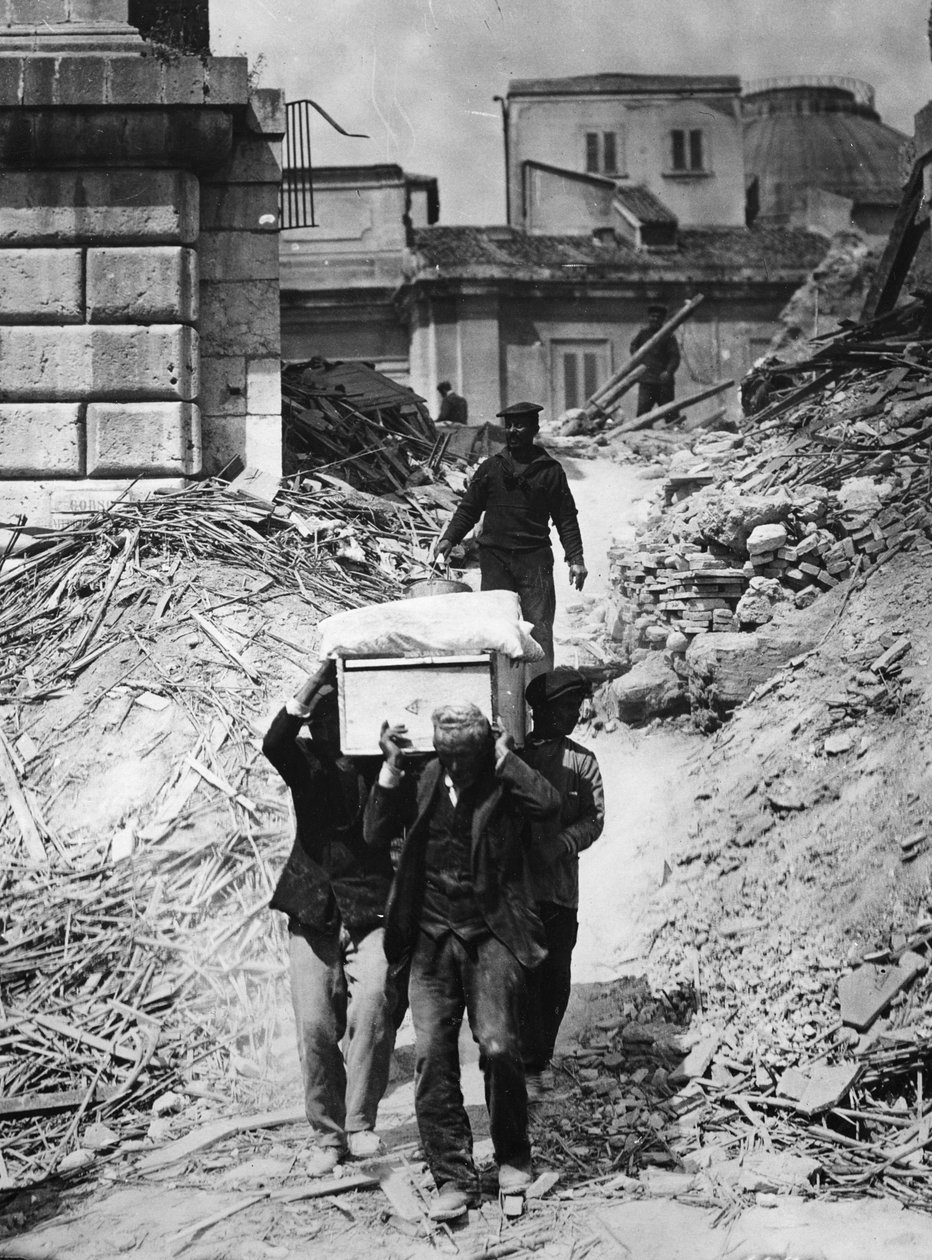 Zbieranie ciał cztery miesiące po trzęsieniu ziemi w Mesynie, 1909 r. autorstwa Thomas E. and Horace Grant Grant