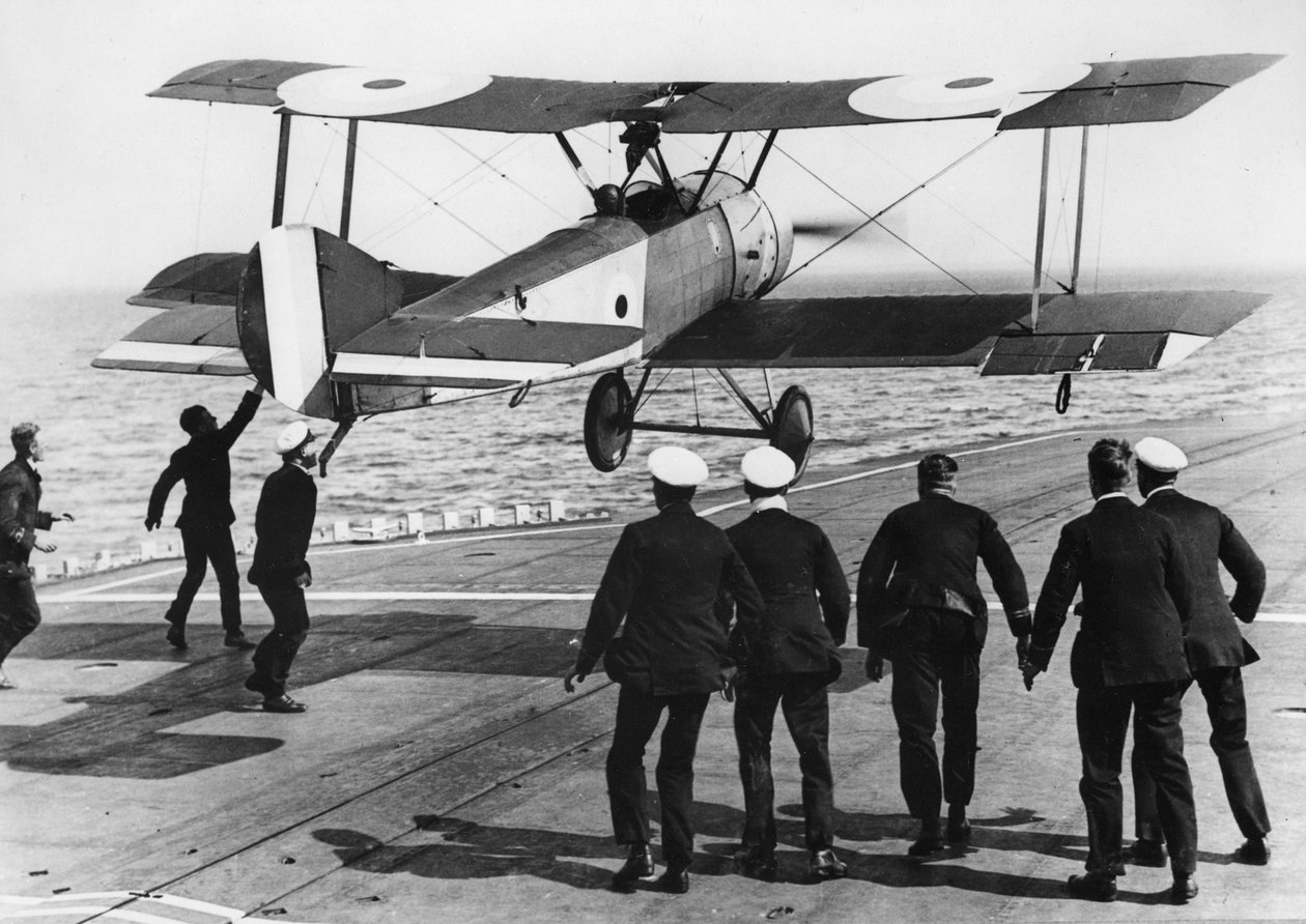 Dowódca eskadry Edwin Dunning ląduje Sopwith Pup na pokładzie HMS Furious, 2 sierpnia 1917 autorstwa Thomas E. and Horace Grant Grant