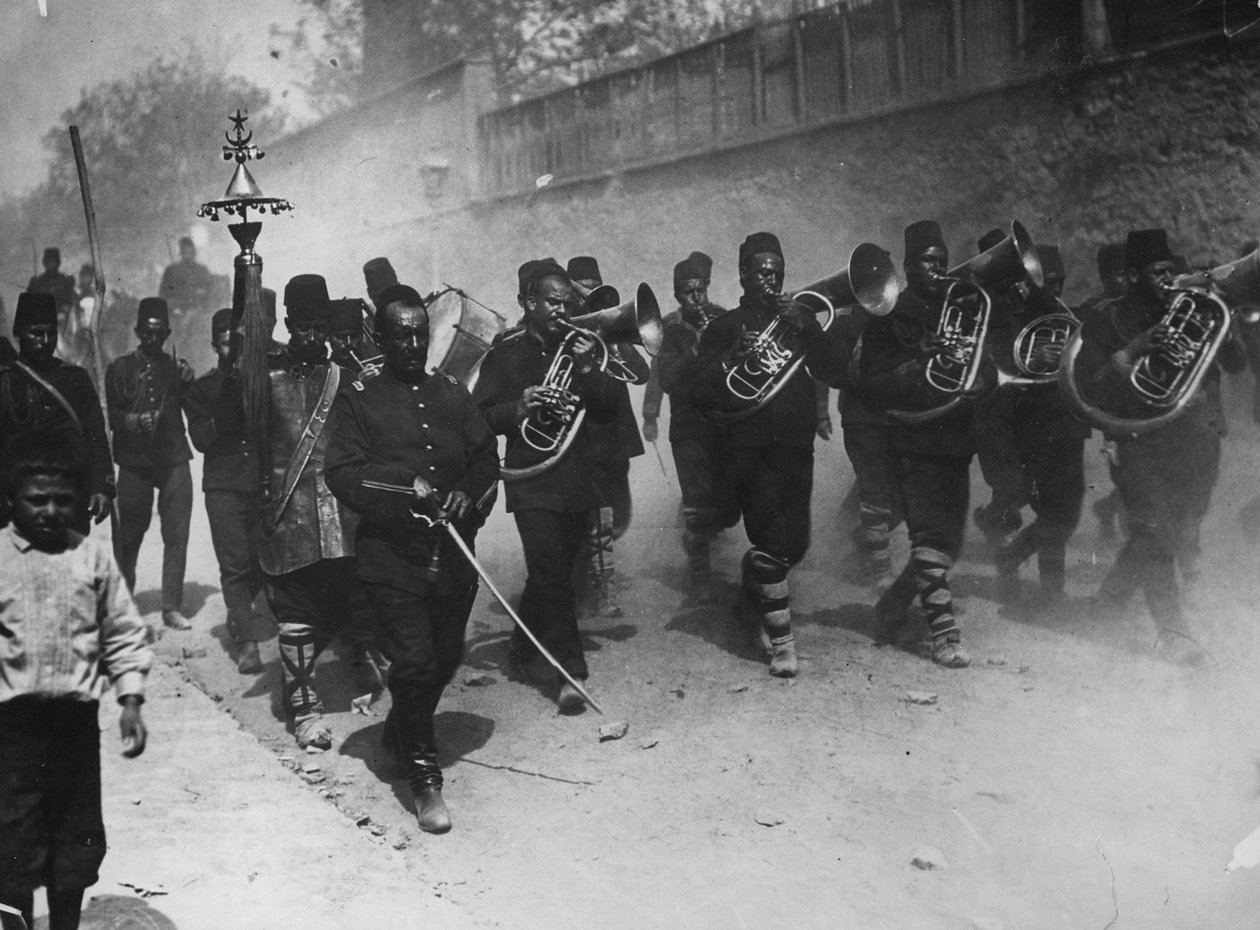 Triumfalny wjazd młodych żołnierzy tureckich do Konstantynopola, maj 1909 autorstwa Thomas E. and Horace Grant Grant