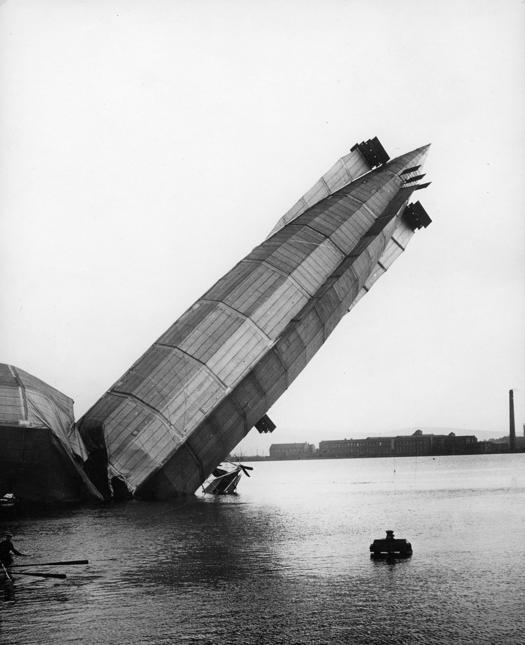 Wrak największego brytyjskiego sterowca, The Mayfly, w Barrow, 1911 autorstwa Thomas E. and Horace Grant Grant