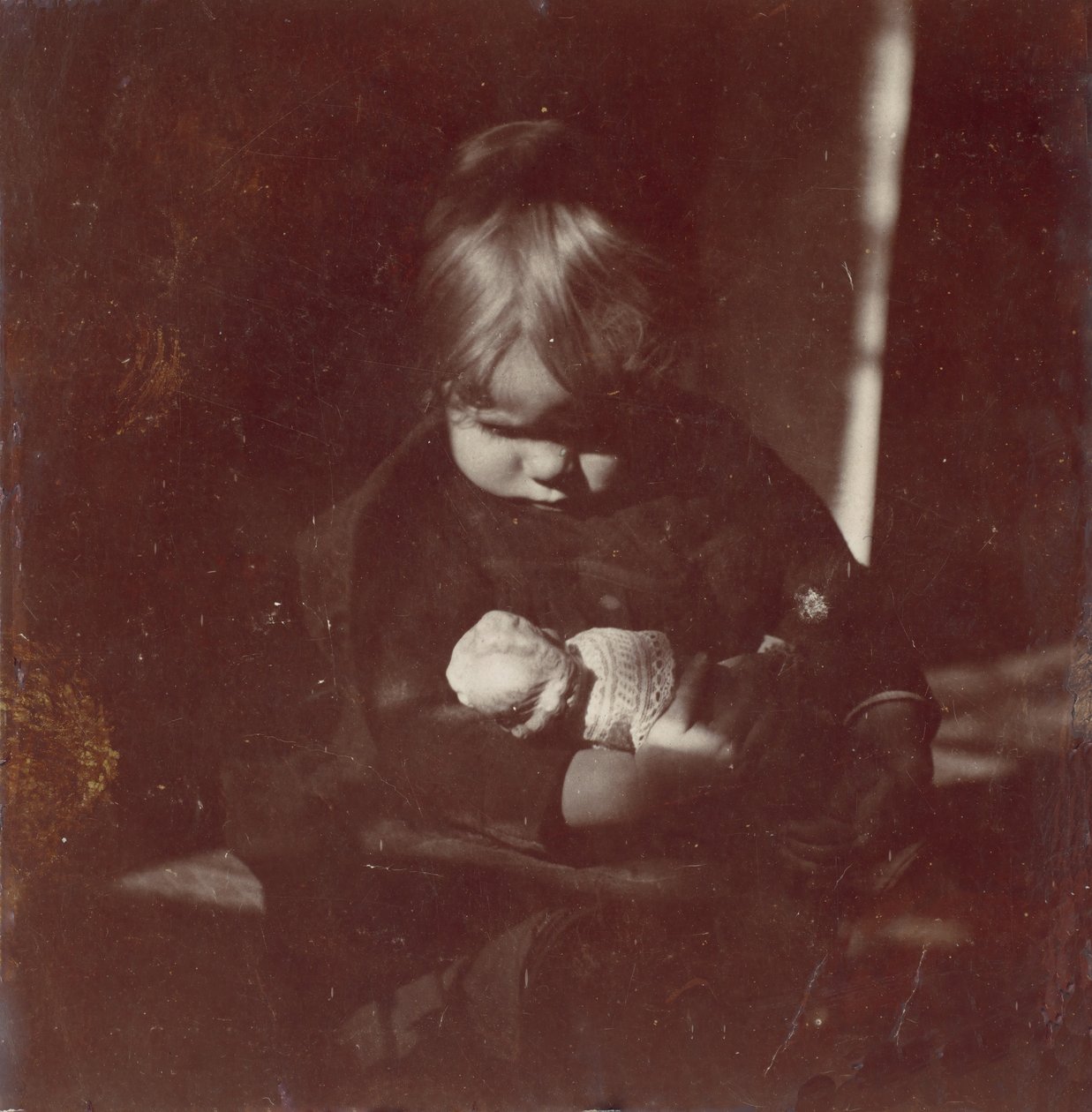 Betty Reynolds z lalką na kolanach, ca. 1885. autorstwa Thomas Eakins