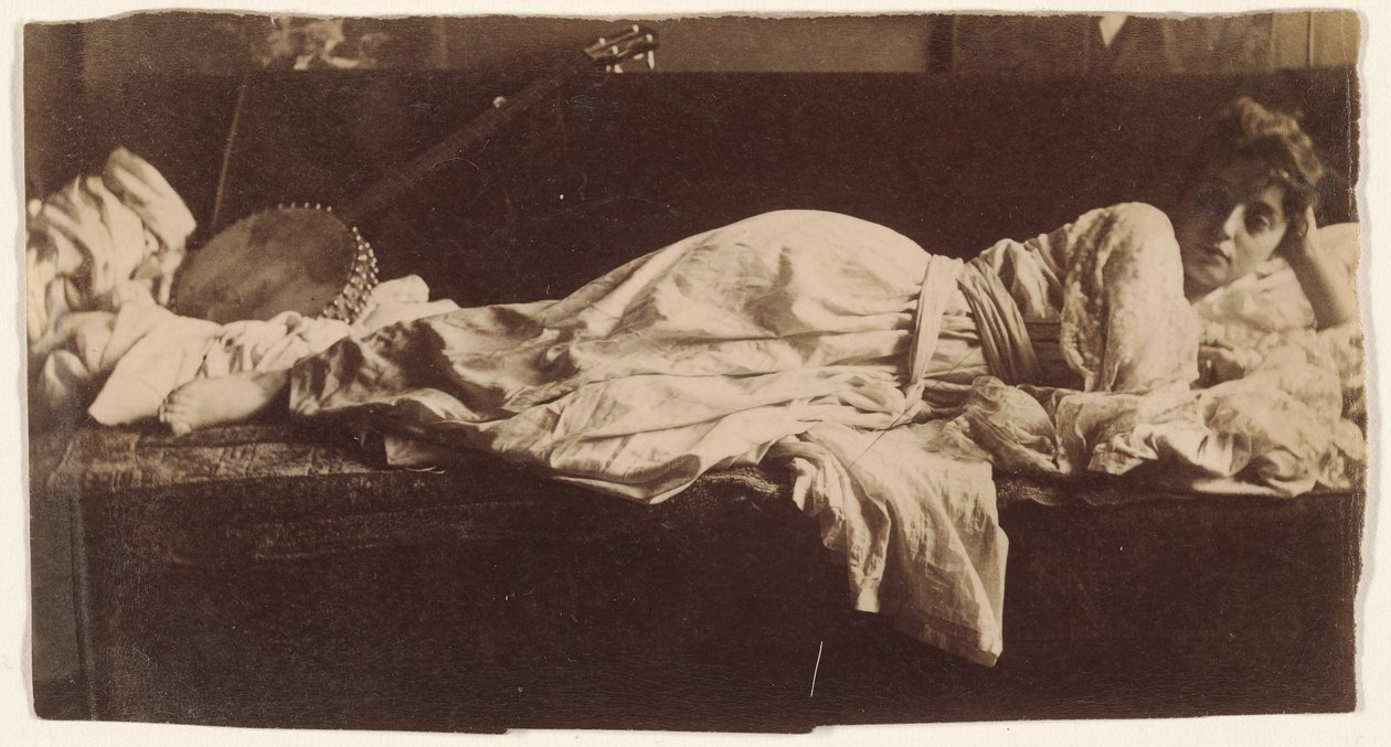 [Blanche Gilroy w stroju klasycznym, leżąca z banjo] autorstwa Thomas Eakins