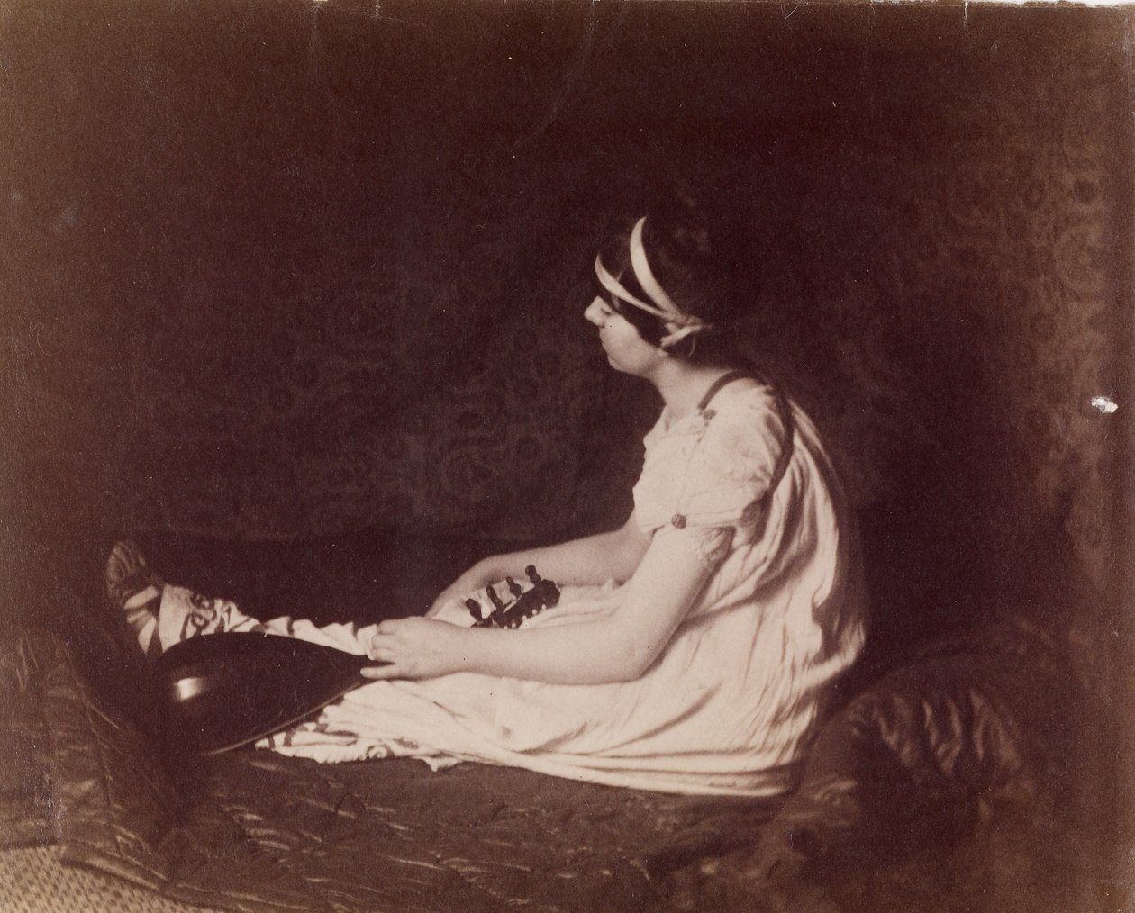 [Siedząca kobieta z lutnią] autorstwa Thomas Eakins