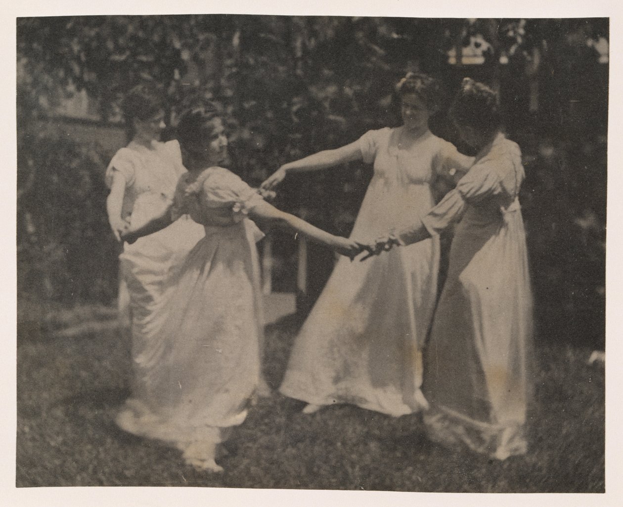 Susan Hannah Macdowell, nieznana dziewczyna, Elizabeth Macdowell oraz prawdopodobnie Mary Macdowell w domu Macdowellów autorstwa Thomas Eakins
