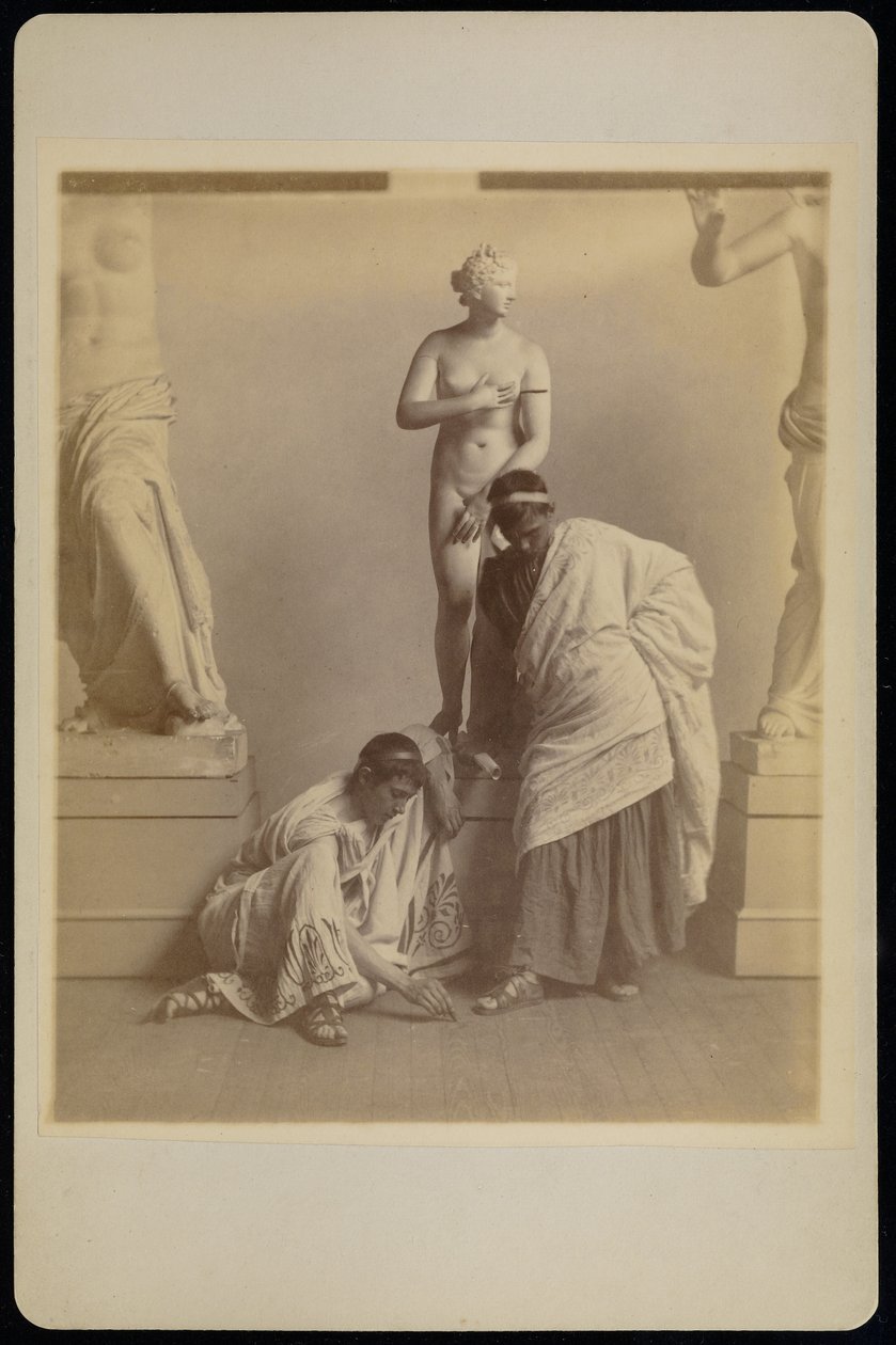 [Dwóch studentów w strojach greckich przed gipsowym odlewem Afrodyty w sali odlewów Akademii Pensylwanii]. autorstwa Thomas Eakins