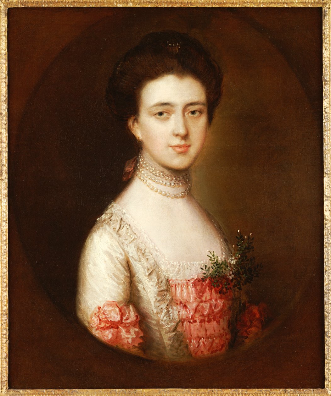 Portret damy, długość biustu, w różowo-białej sukience wykończonej koronką i naszyjnikiem z pereł autorstwa Thomas Gainsborough