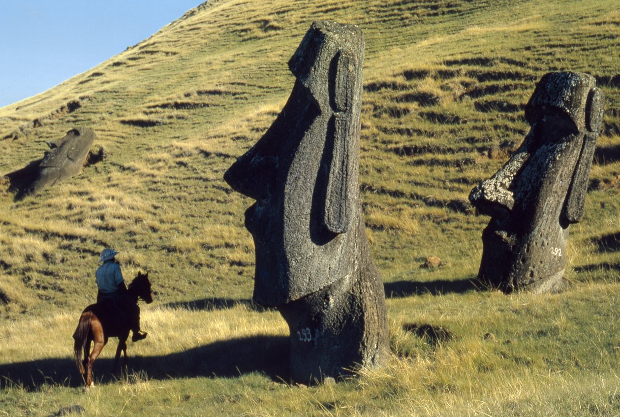 Monolity na Wyspie Wielkanocnej zwane moai w wulkanicznym krajobrazie są starożytnymi strażnikami... autorstwa Thomas J. Abercrombie