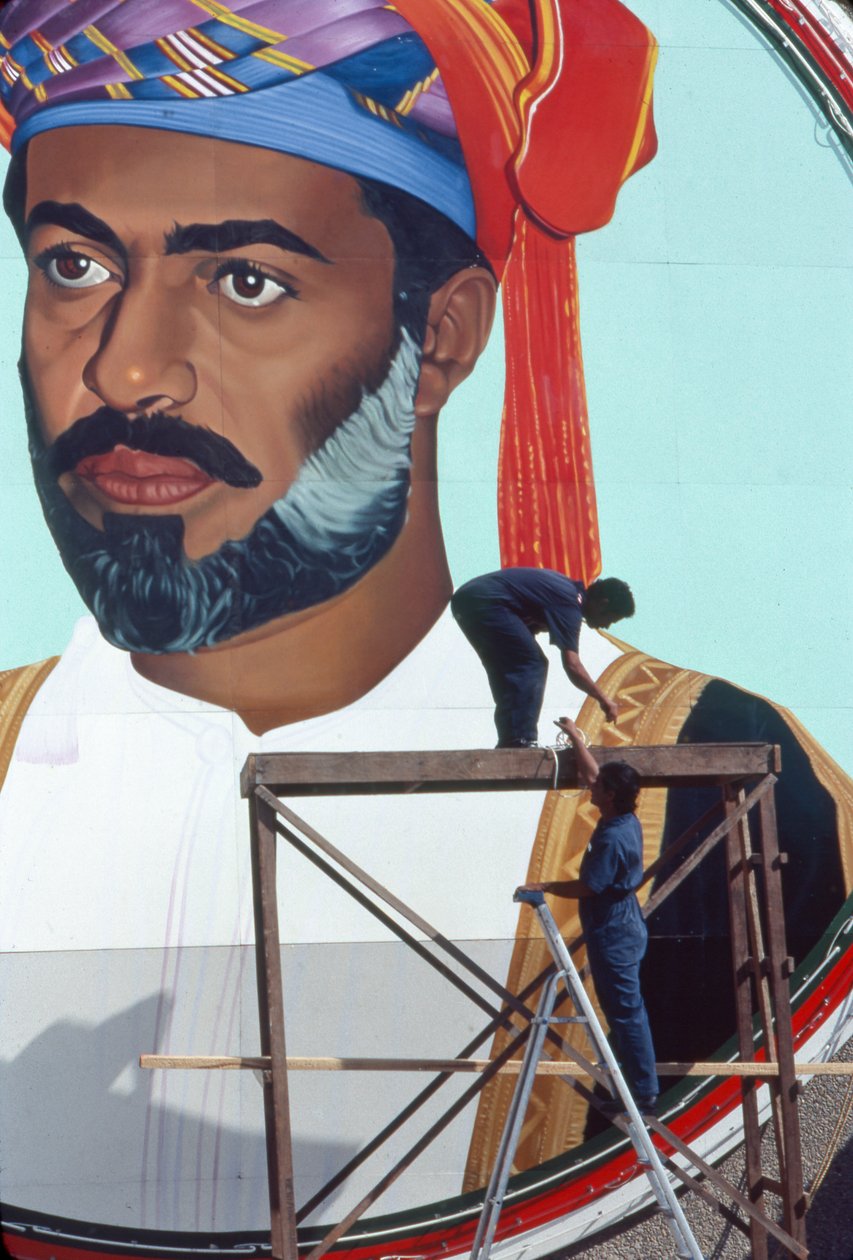Robotnicy konserwują gigantyczny mural przedstawiający Qaboosa bin Saida Al Saida, sułtana Omanu,... autorstwa Thomas J. Abercrombie