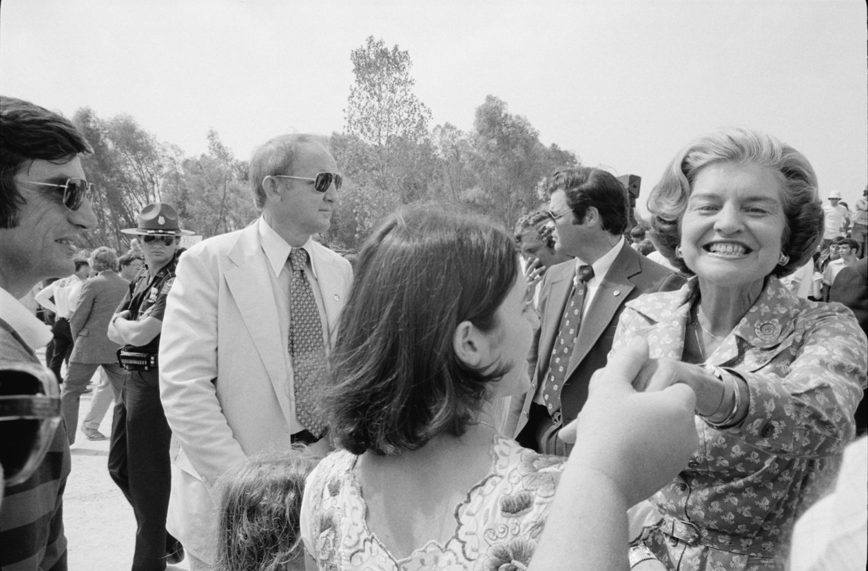 Pierwsza dama Betty Ford ściska dłoń podczas kampanii na południu kraju autorstwa Thomas J. O