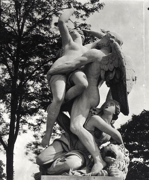 Saturn Abducting Kybele, alegoria Ziemi, ok. 1675-80, sfotografowany w Jardin des Tuileries w Paryżu, Adolphe Giraudon (1849-1929) (marmur) (zdjęcie czarno-białe) autorstwa Thomas Regnaudin