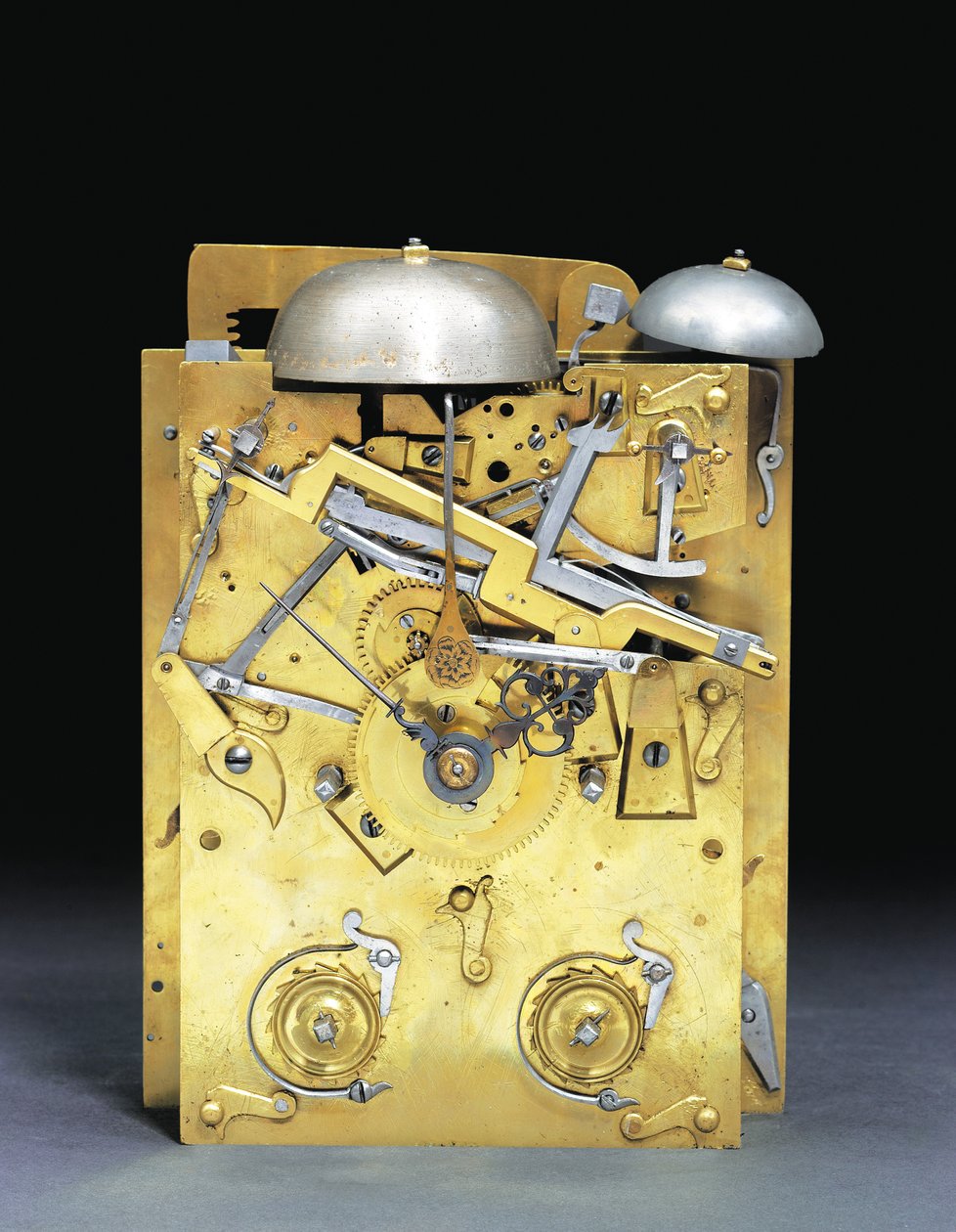 Szczegół zamontowanego zegara Jamesa II uderzającego wspornika z powtarzaniem ćwiartki pociągania, nr. 166, ok. 1690-95 autorstwa Thomas Tompion