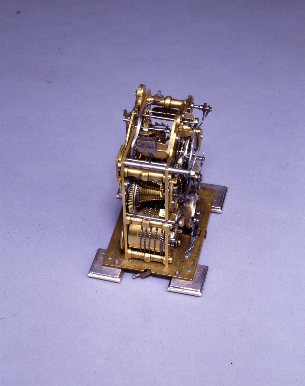 Miniaturowy, efektowny zegar na wsporniku, nr. 222, c.1695 (metal) (patrz również 834228-31) autorstwa Thomas Tompion