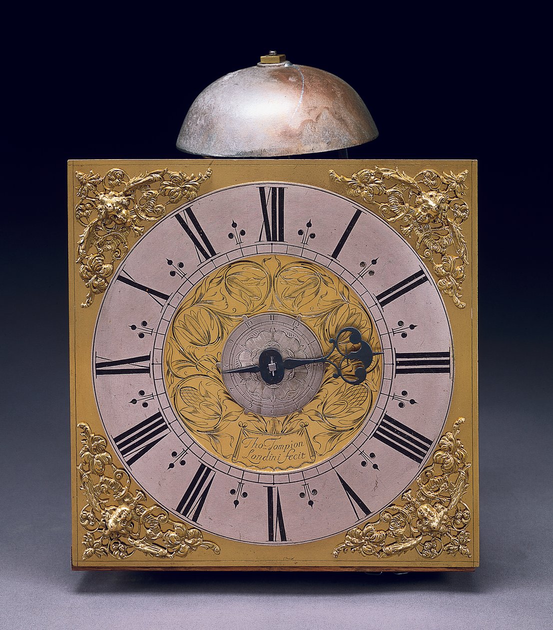 Kwadratowa tarcza trzydziestogodzinnego długiego zegara Karola II, ok. 1680 (technika mieszana) autorstwa Thomas Tompion