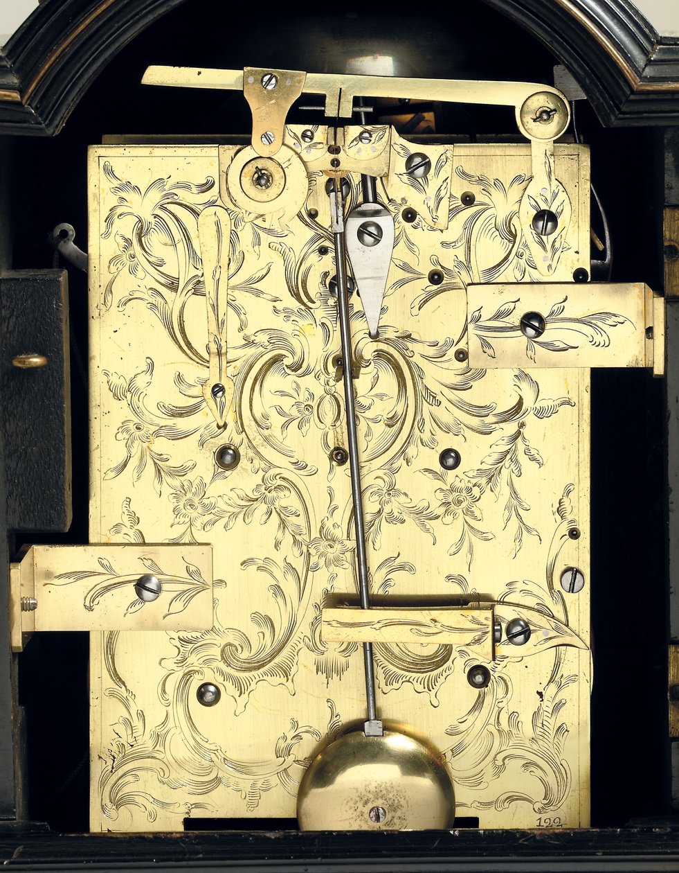 Fragment uderzającego zegara stołowego George III, ok. 1770 (drewno, szkło i metal) (patrz także 491921) autorstwa Thomas Wagstaff or Wagstaffe