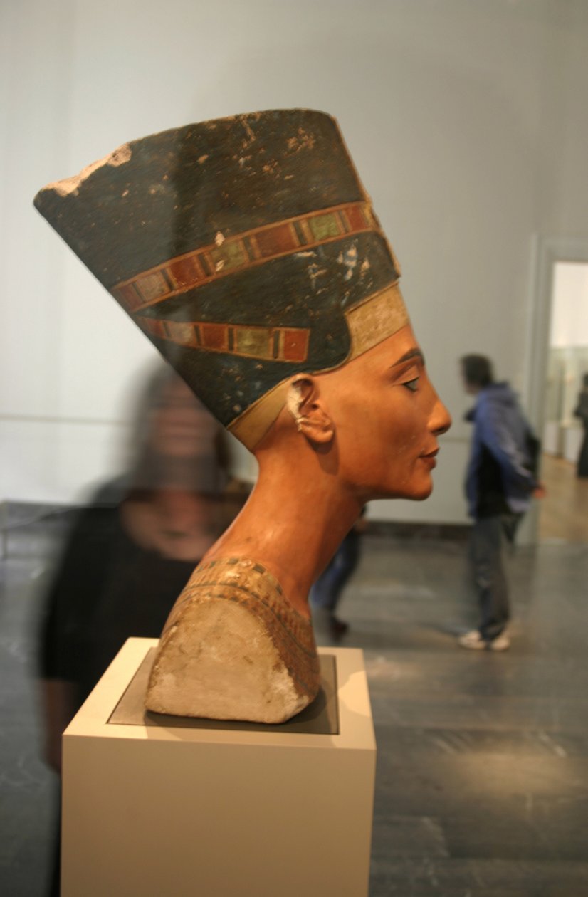 Popiersie Nefretete (ok. 1370- ok. 1330 p.n.e.) Wielka królewska żona (główna małżonka) egipskiego faraona Echnatona. Nefertiti i jej mąż byli znani z rewolucji religijnej. Zaczęli czcić tylko jednego boga, Atena, tarczę słoneczną. autorstwa Thutmose Thutmose