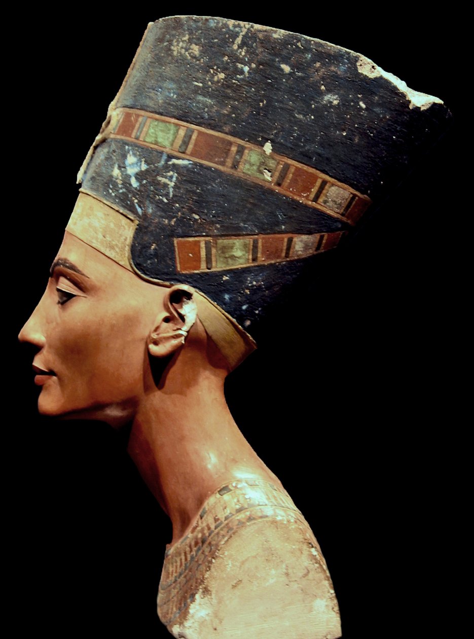 Popiersie Nefretete_(po prawej) autorstwa Thutmose Thutmose