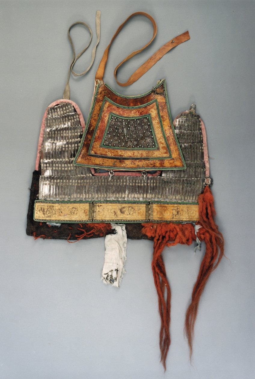 Nagłowie zbroi końskiej z kwadratowych płyt spięte płytą w kształcie strzały i nałożonymi płytami z otwartego przewijania (stalowa skóra) autorstwa Tibetan School