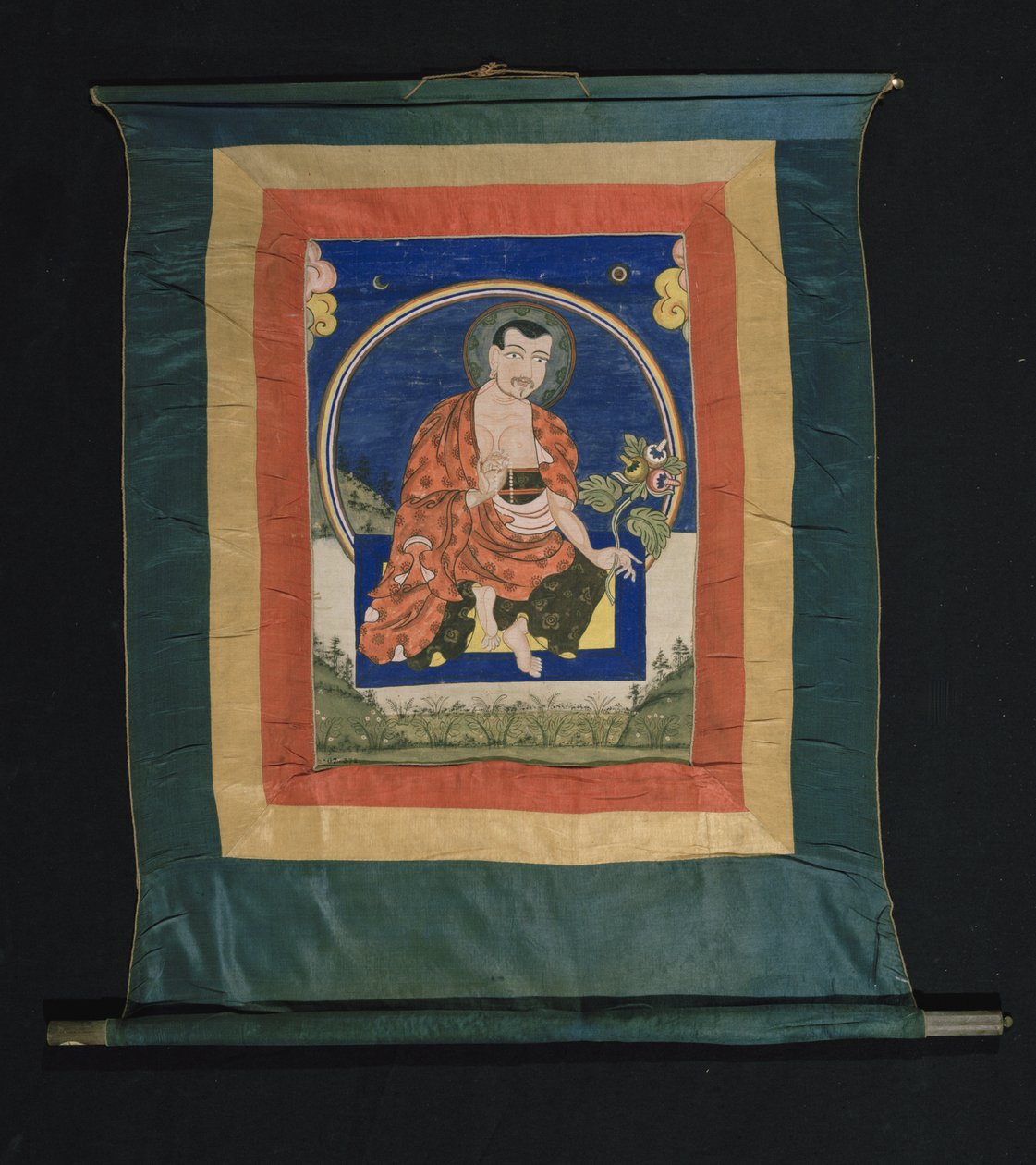 Obraz Thangka przedstawiający Arhata w szatach mnicha trzymającego w prawej ręce różaniec mala, aw lewej łodygę rośliny z liśćmi i trzema kwiatami, 1700-1825 autorstwa Tibetan School