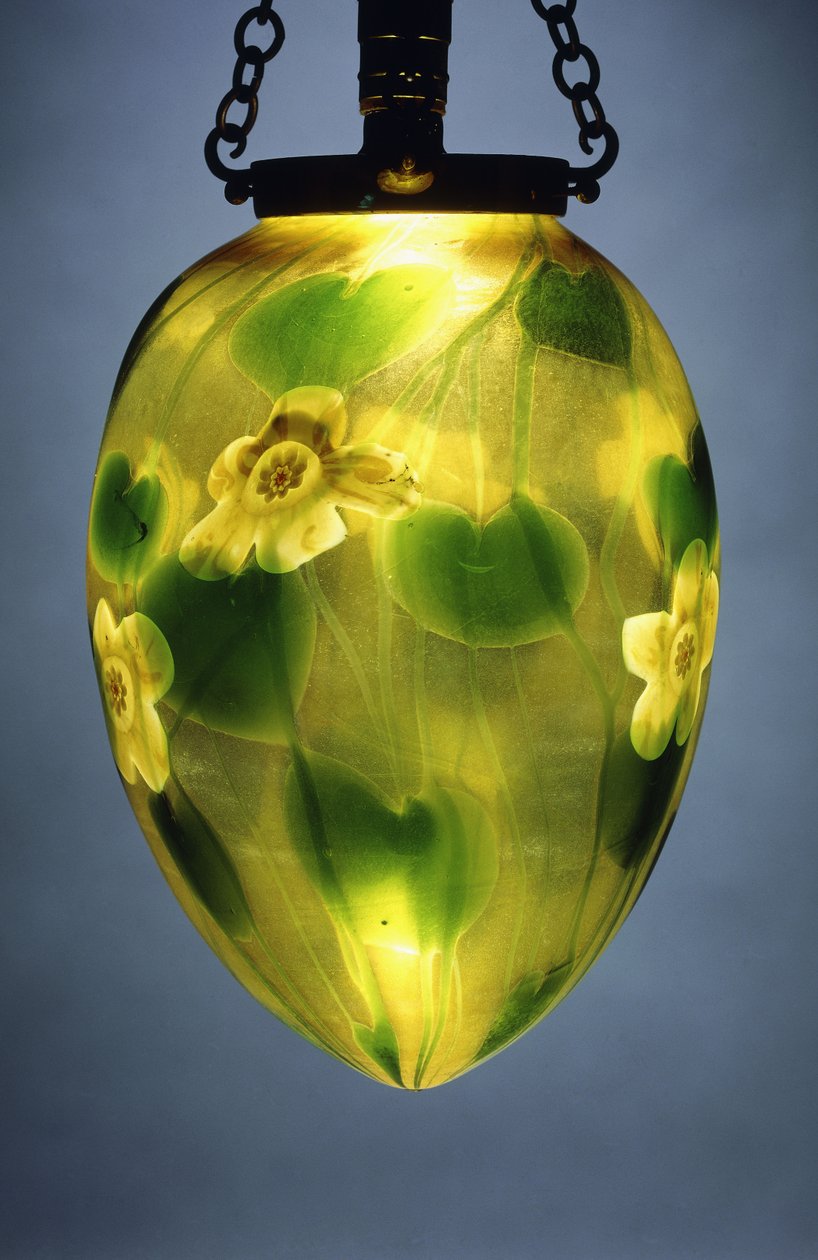 Wisząca latarnia ozdobiona zielonymi liśćmi i pnączami oraz żółtymi opalizującymi kwiatami, autorstwa Tiffany Studios