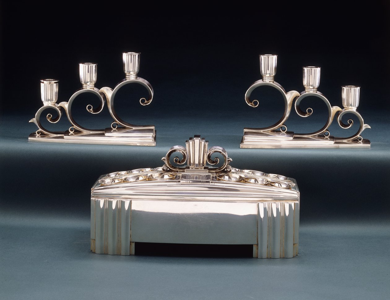 Centralny element ekspozycji Tiffany & Co. i dwa trójświetlne kandelabr, wykonane na Wystawę Światową w 1939 r., ok. 1939 r. (srebrny) autorstwa Tiffany and Company