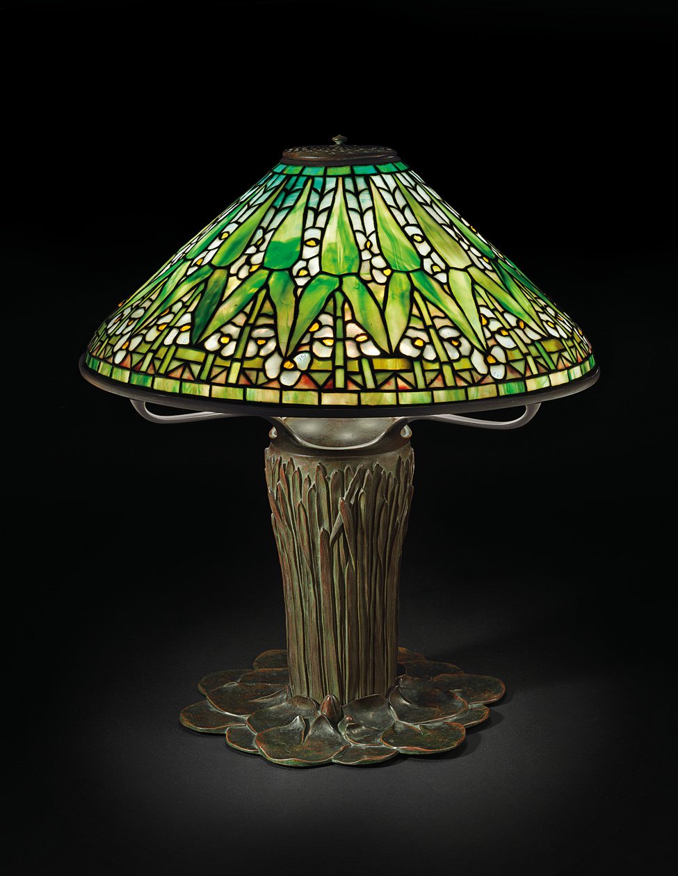 Lampa stołowa Arrowhead, ok. 1910 (szkło ołowiowe i brąz) autorstwa Tiffany and Company