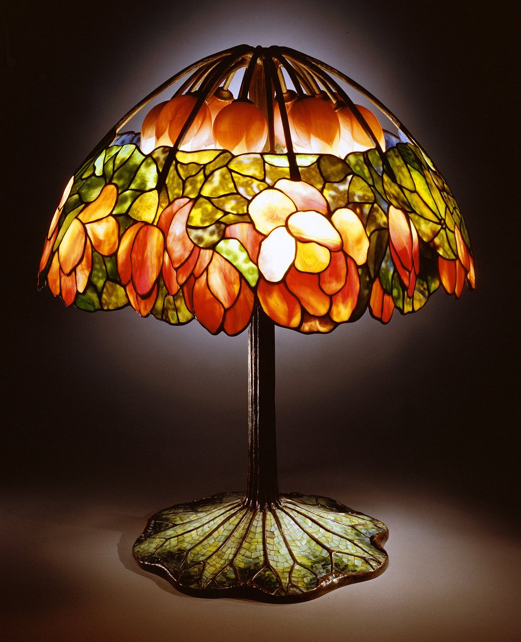 Lampa "Lotus", ok. 1900-10 (szkło ołowiowe, brąz i mozaika) autorstwa Tiffany and Company