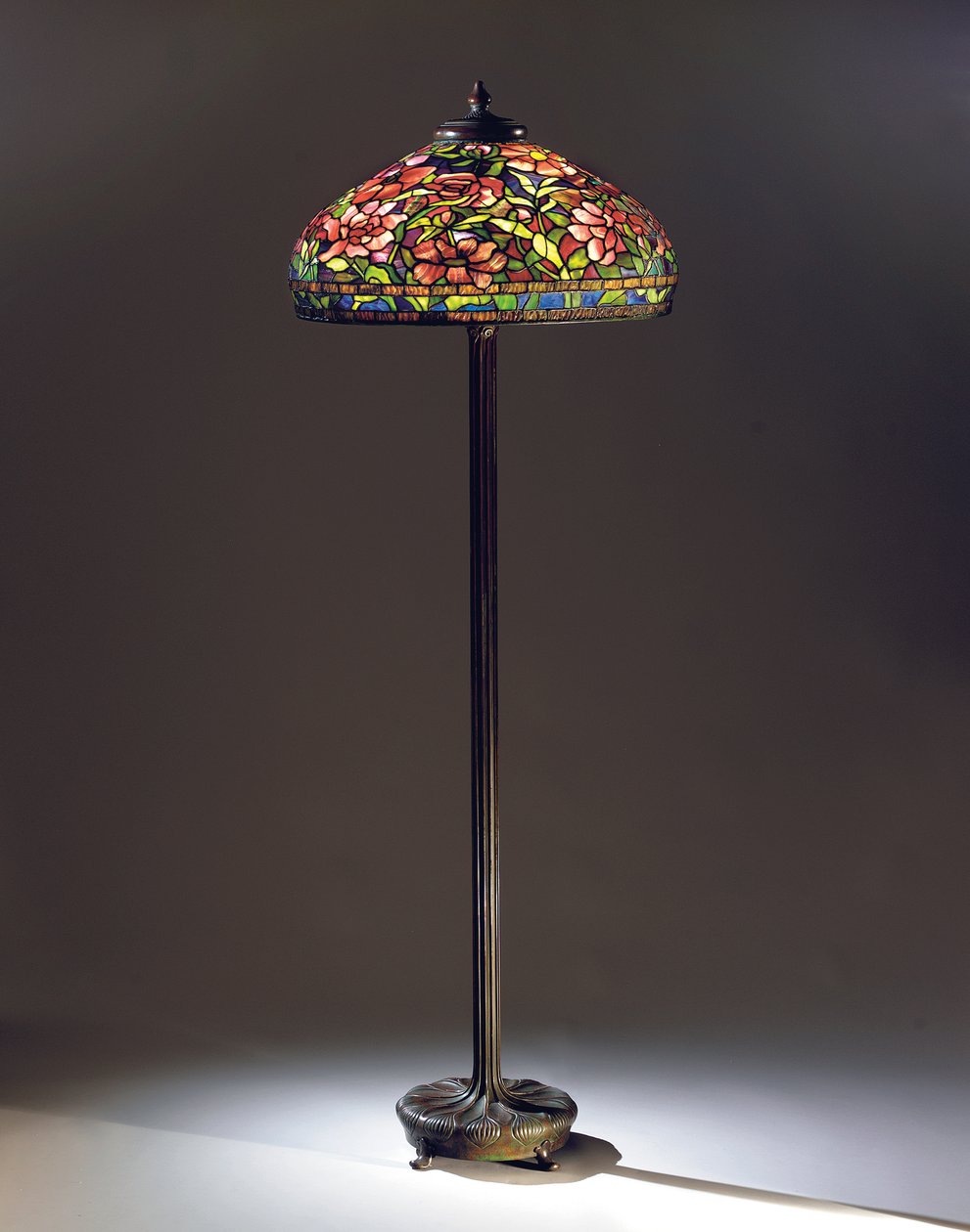 Lampa podłogowa Peony, ok. 1910 (szkło ołowiowe i brąz) (patrz również 2632436) autorstwa Tiffany and Company