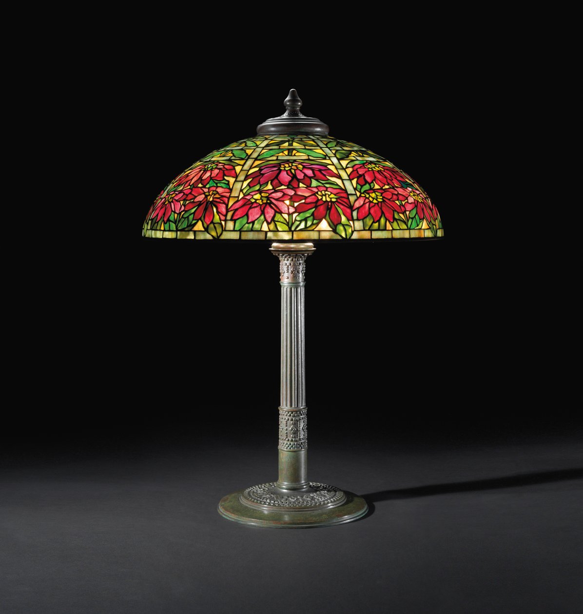 Lampa stołowa Poinsettia, ok. 1910 (szkło ołowiowe i brąz) autorstwa Tiffany and Company