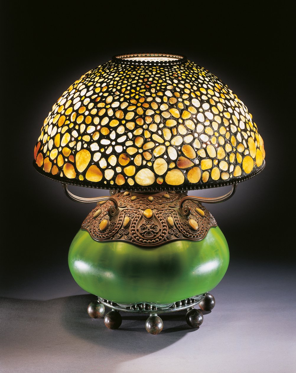 Rzadka lampa stołowa Pebble, ok. 1906 (szkło ołowiowe, kamień, brąz i szkło dmuchane) autorstwa Tiffany and Company