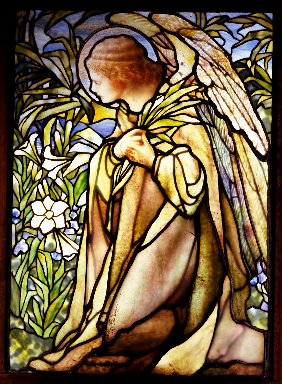 Okno przedstawiające klęczącego anioła (witraż) autorstwa Tiffany and Company